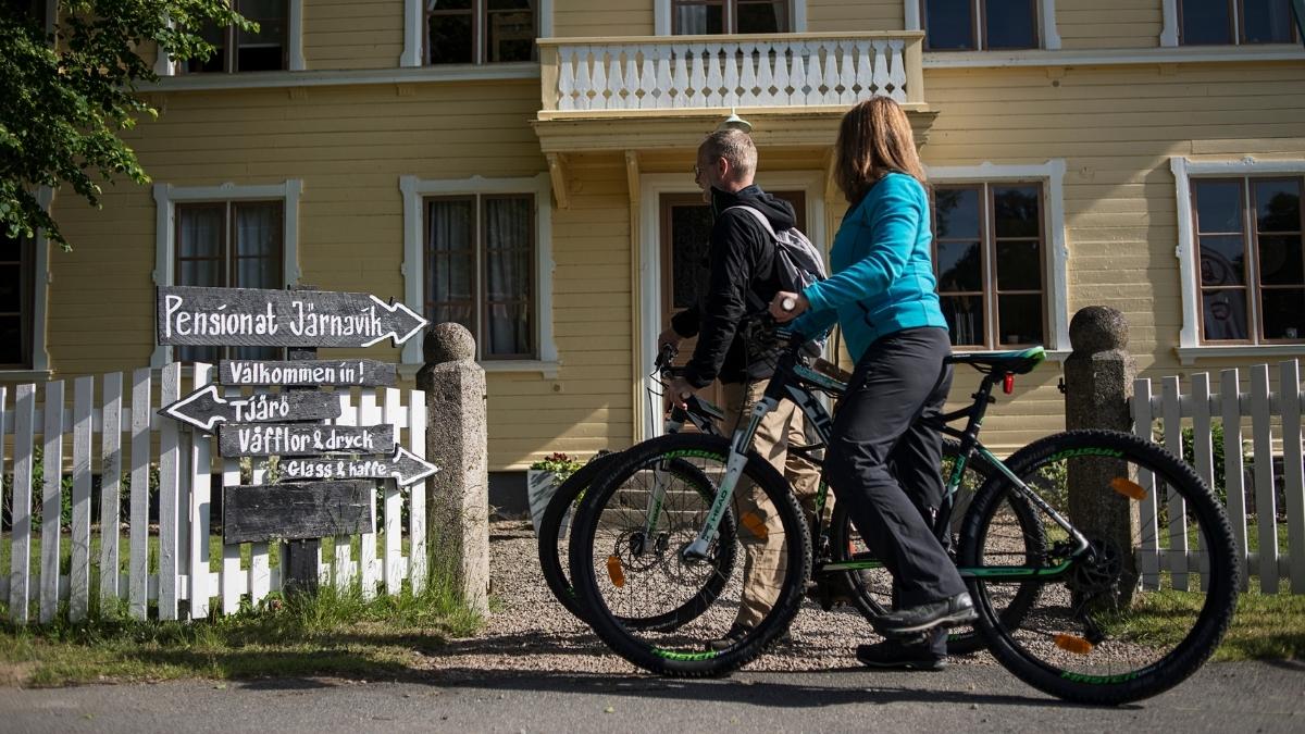 Cykelled i Järnavik, med paus hos Villa Mimosa