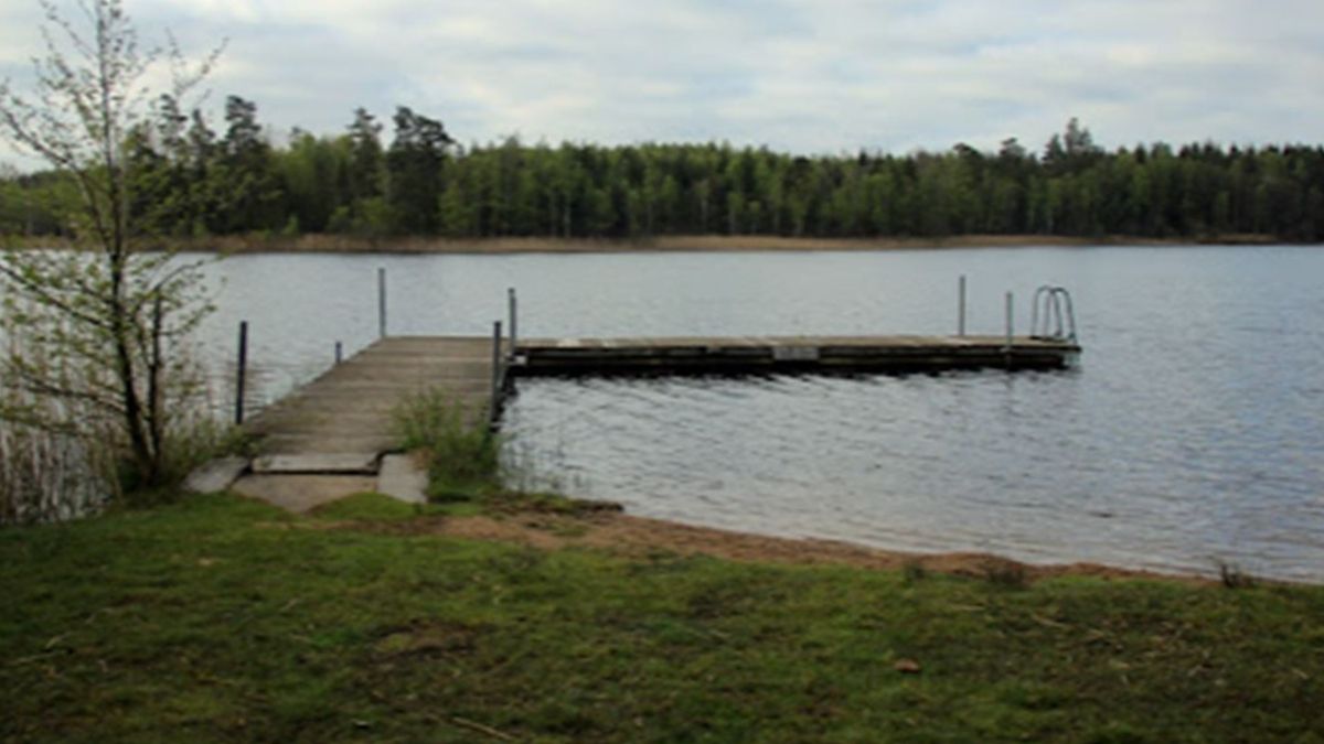 Badplats Röabysjön i Ronneby, med brygga och stege