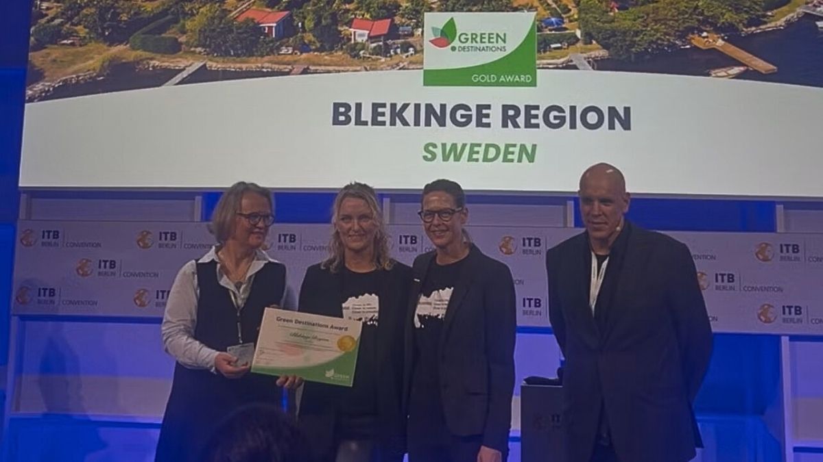 Två representanter från Blekinge Region tar emot Green Destinations Gold Award på ITB Berlin – en internationell utmärkelse för hållbar turism.