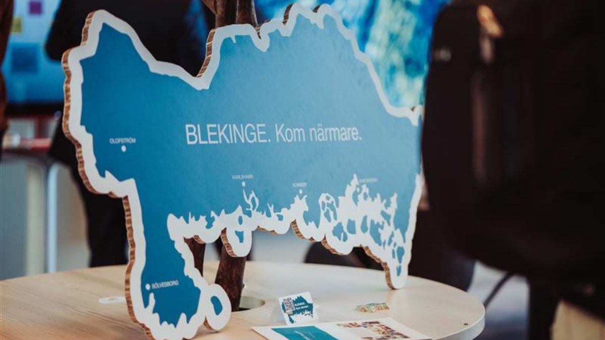Karta över Blekinge med texten “Blekinge. Kom närmare.” – symbol för regionens nya platsvarumärke och gemensamma identitet.