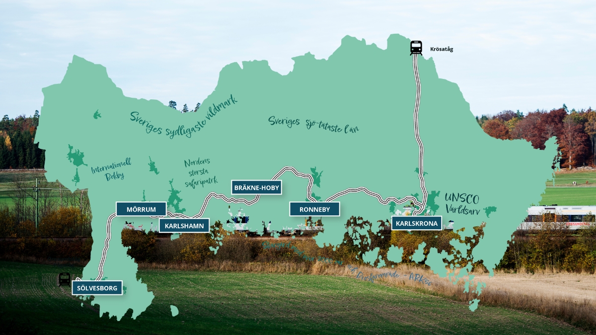 Karta över Blekinge som visar tåg- och bussförbindelser mellan Sölvesborg, Karlshamn, Mörrum, Bräkne-Hoby, Ronneby och Karlskrona – enkel kollektivtrafik för resor utan bil.