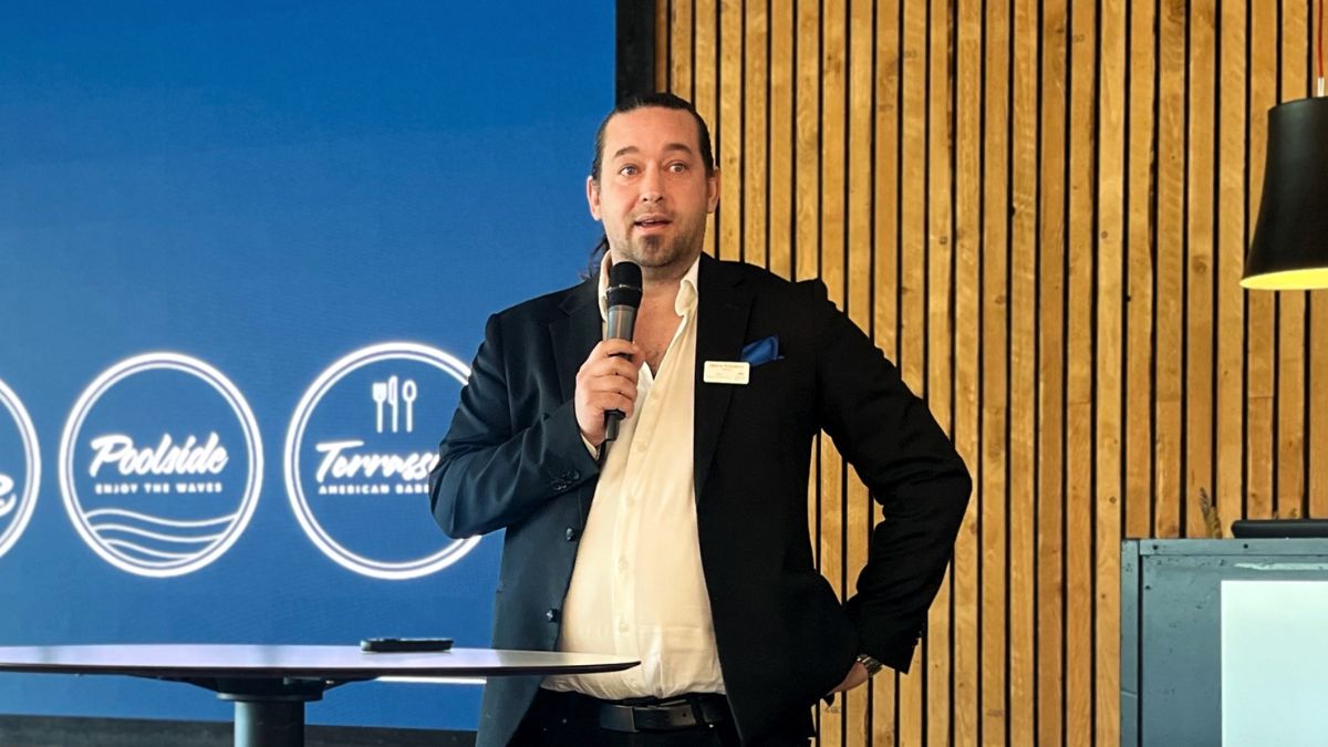 Talare med mikrofon presenterar under Branschträffen 2025 på Ronneby Brunn.