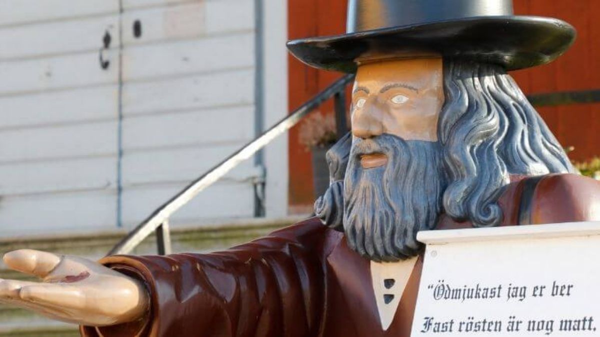 Gubben Rosenbom utanför Amiralitetskyrkan i Karlskrona