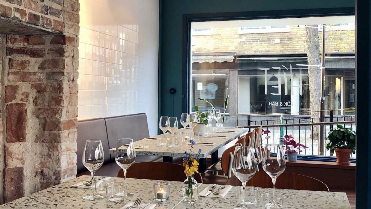 Besökare njuter av livemusik, mat och dryck på innergården under Hiets Tosseval i Ronneby under Tosia Bonnadagarna.