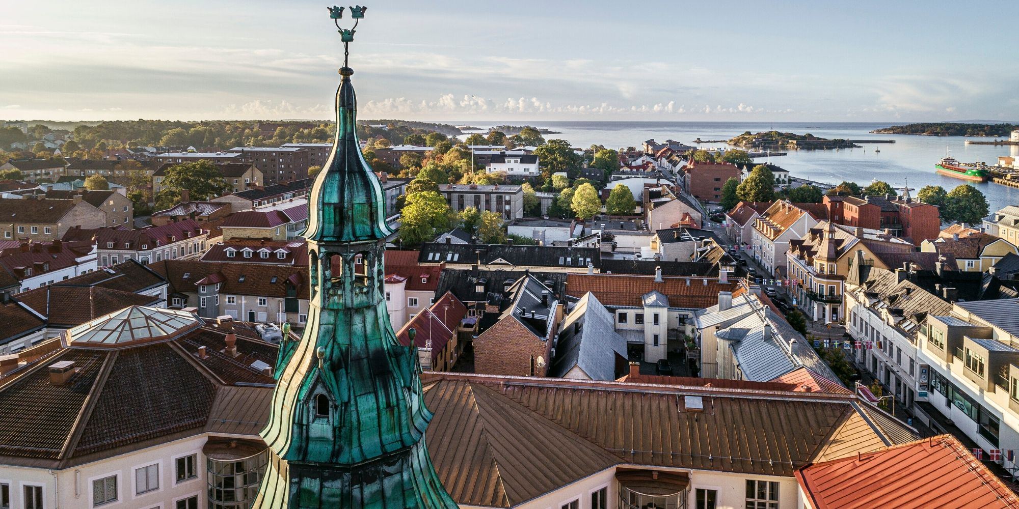 Karlshamn med stad och hamn intill varandra.