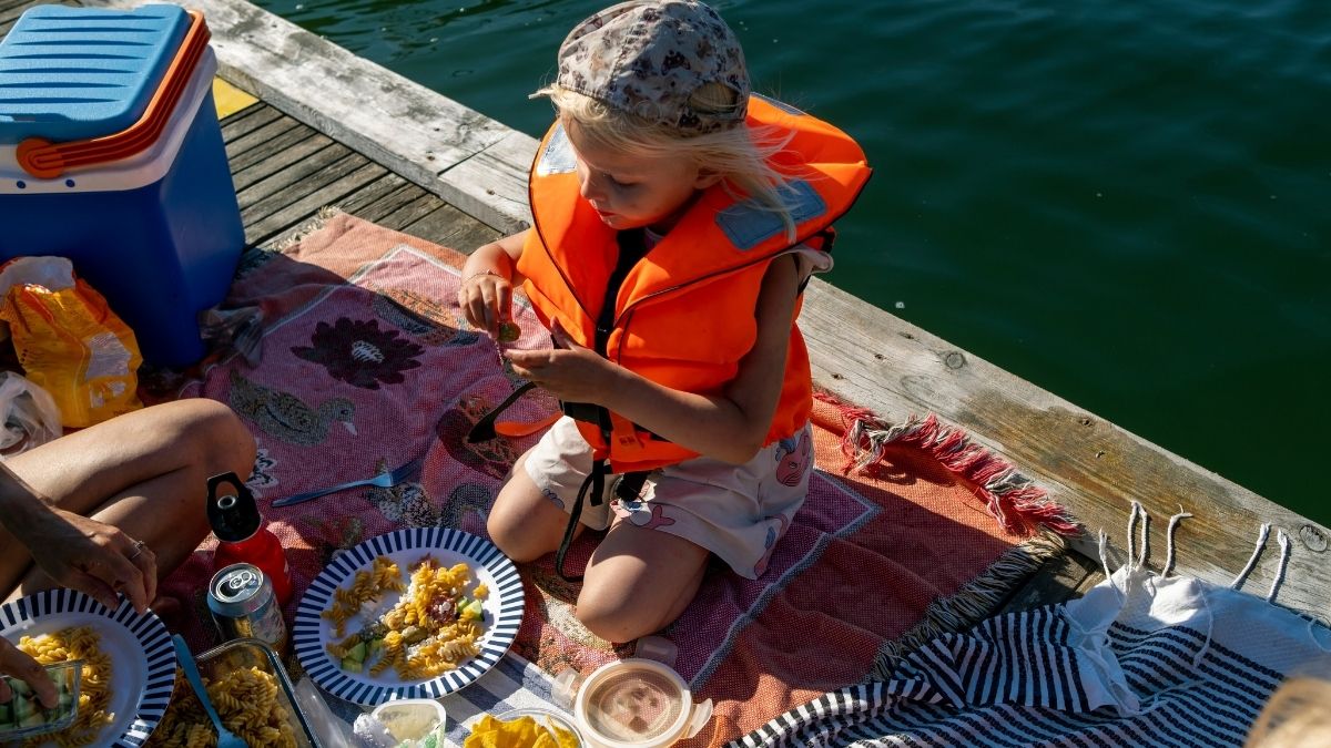 Picknickkorg en brygga i Ronneby, Blekinge