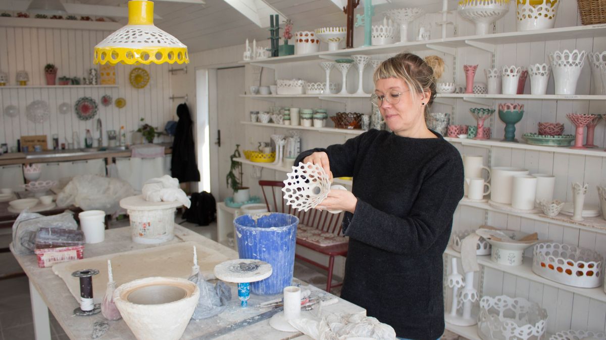 Keramiker i Blekinge formar handgjorda skålar och vaser i sin ateljé – modernt hantverk med rötter i traditionell svensk design.