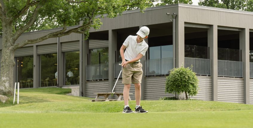 Karlshamns Golfklubb med klubbhus och golfkrog i bakgrunde