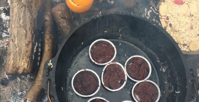 Chokladmuffins som lagas outdoor i Blekinge
