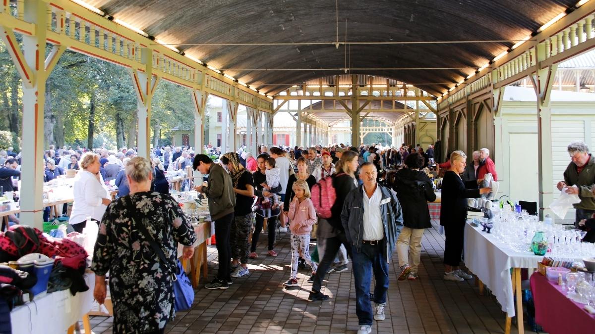 Loppis i den anrika Brunnsparkens byggnader