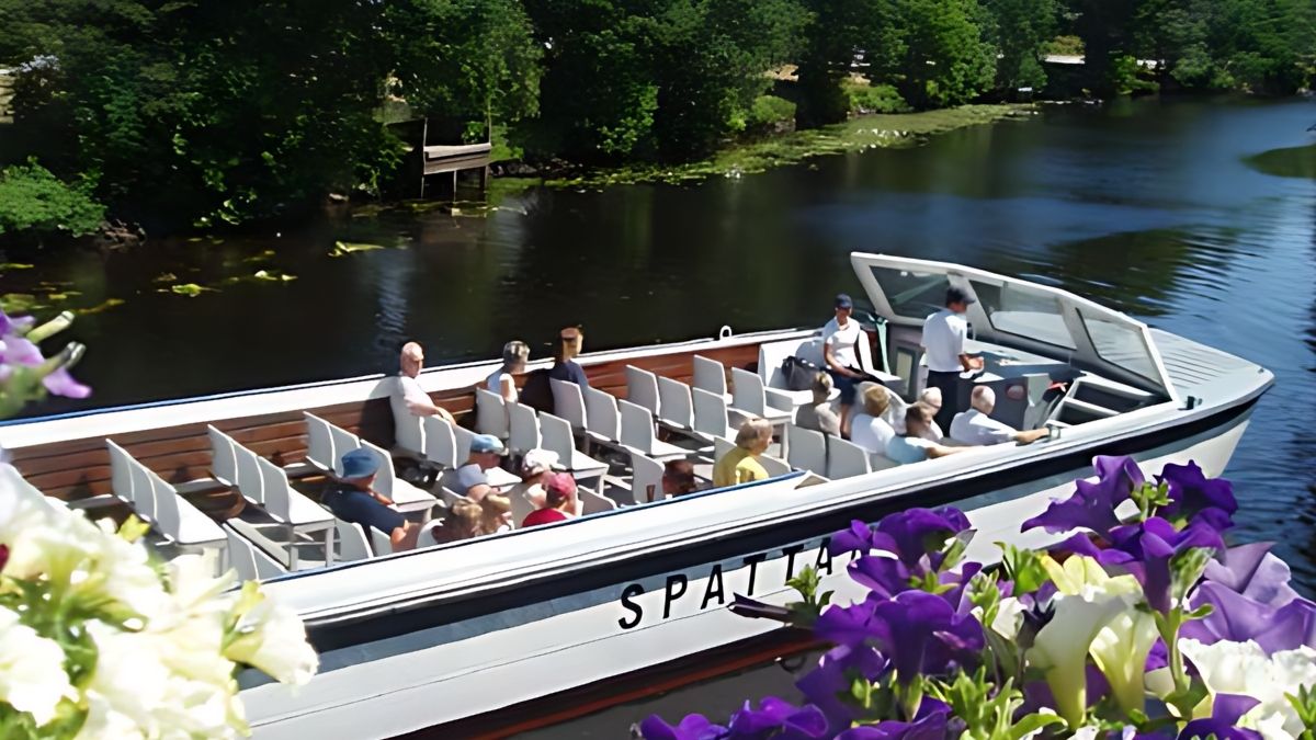 Passagerarbåten M/F Astrid med besökare på väg genom Ronnebyån en solig sommardag.