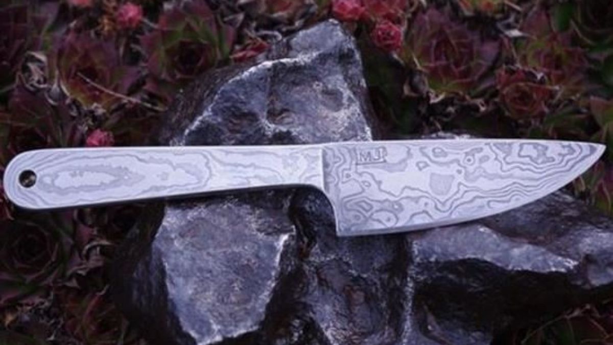 I Blekinge möts glas, ljus och hantverk i en levande designtradition. Här formar lokala konstnärer glaskronor och konstverk som förenar hantverksskicklighet, innovation och skandinavisk estetik.