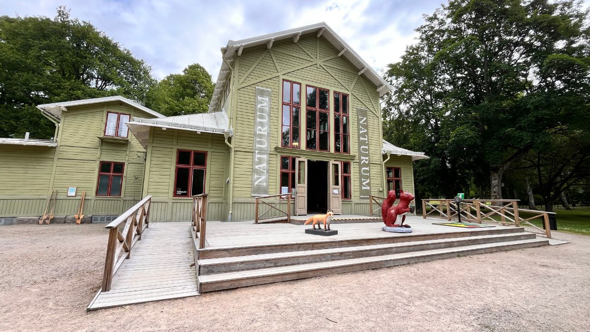 Naturum Blekinges huvudbyggnad i Ronneby Brunnspark.
