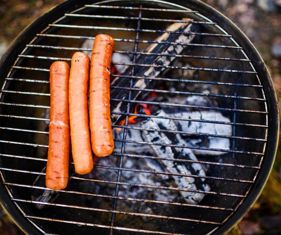 Outdoor cooking är kul, vad sägs om en grillad korv?