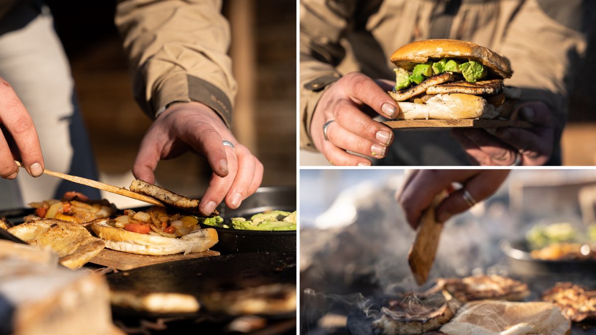 Vänner som lagar mat tillsammans vid en eld i Blekinges skogar. 