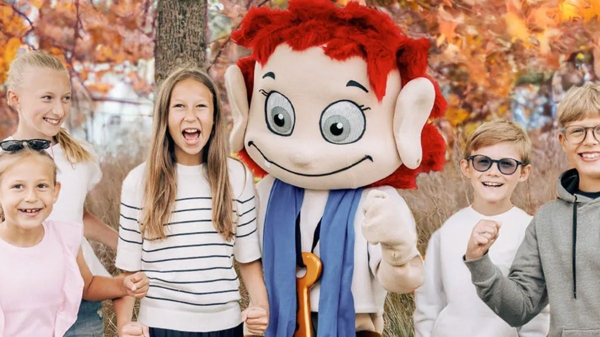 Trolly maskot med glada barn i Ronneby Brunnspark hösten - Trollys Barnklubb aktivitet utomhus