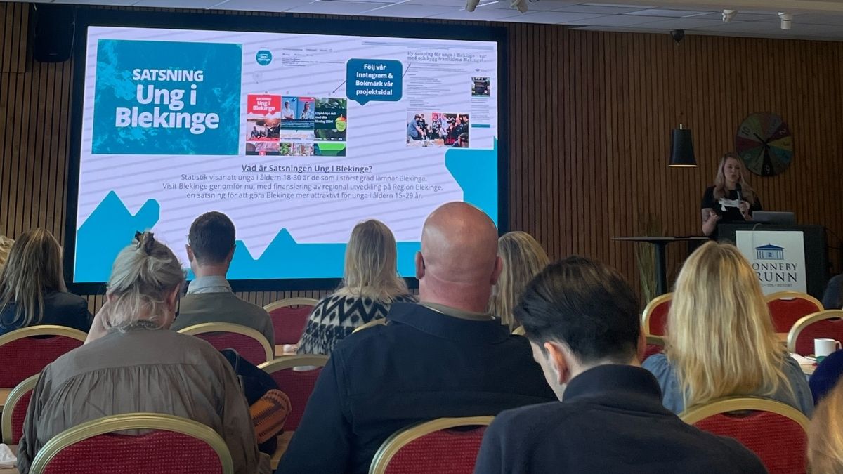 Föreläsning om Satsningen Ung i Blekinge under Branschträffen 2025, med presentation på storbildsskärm.
