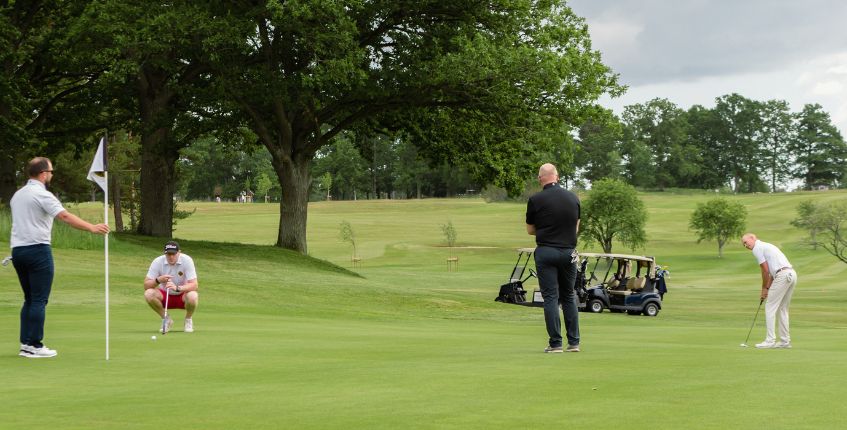 Spel på green, Karlshams Golfklubb i Blekinge