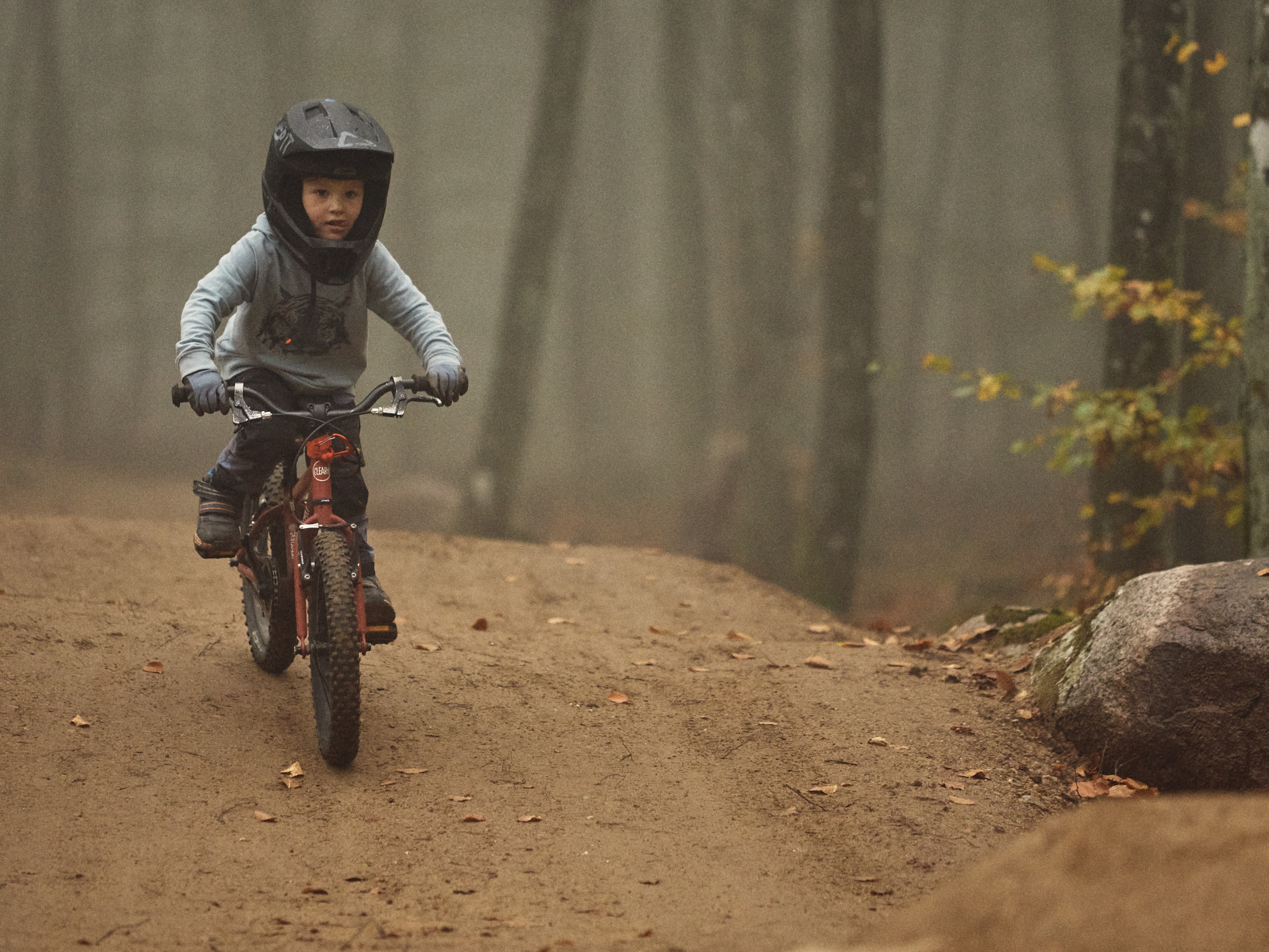 Pojke på cykel på Sölvesborgs flowtrail på Ryssberget