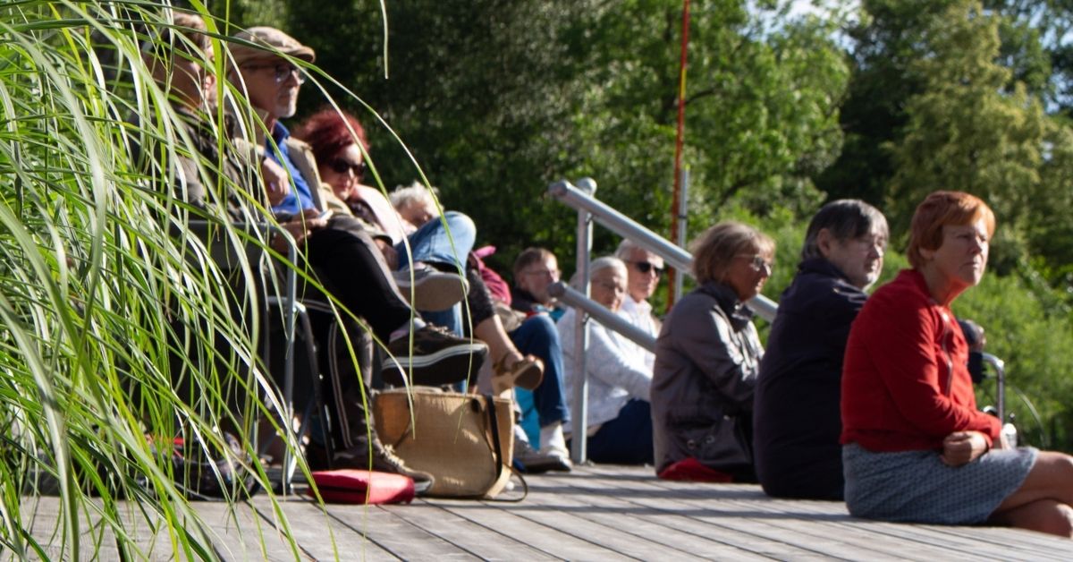 Besökare njuter av sommarkväll och livemusik vid Brygghäng på Centrumbryggan i Olofström, Blekinge