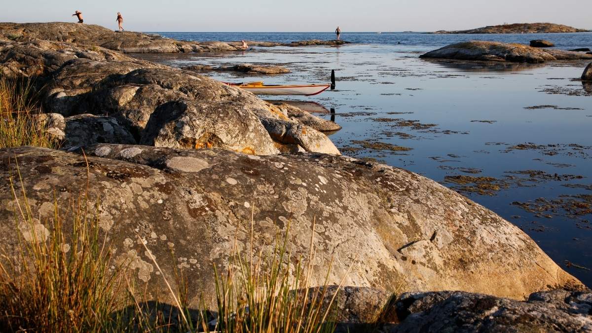 Kajakpaddling mellan öar i Blekinge Arkipelag