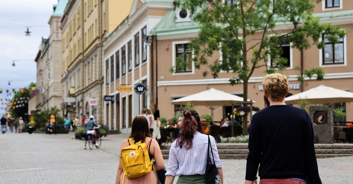 Promenad längs gågatan i centrala Karlskrona med butiker, caféer och uteserveringar – en levande världsarvsmiljö miljö i Blekinge.