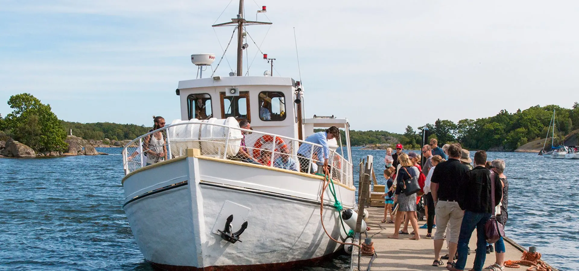 Båt i skärgården som symboliserar internationell räckvidd.