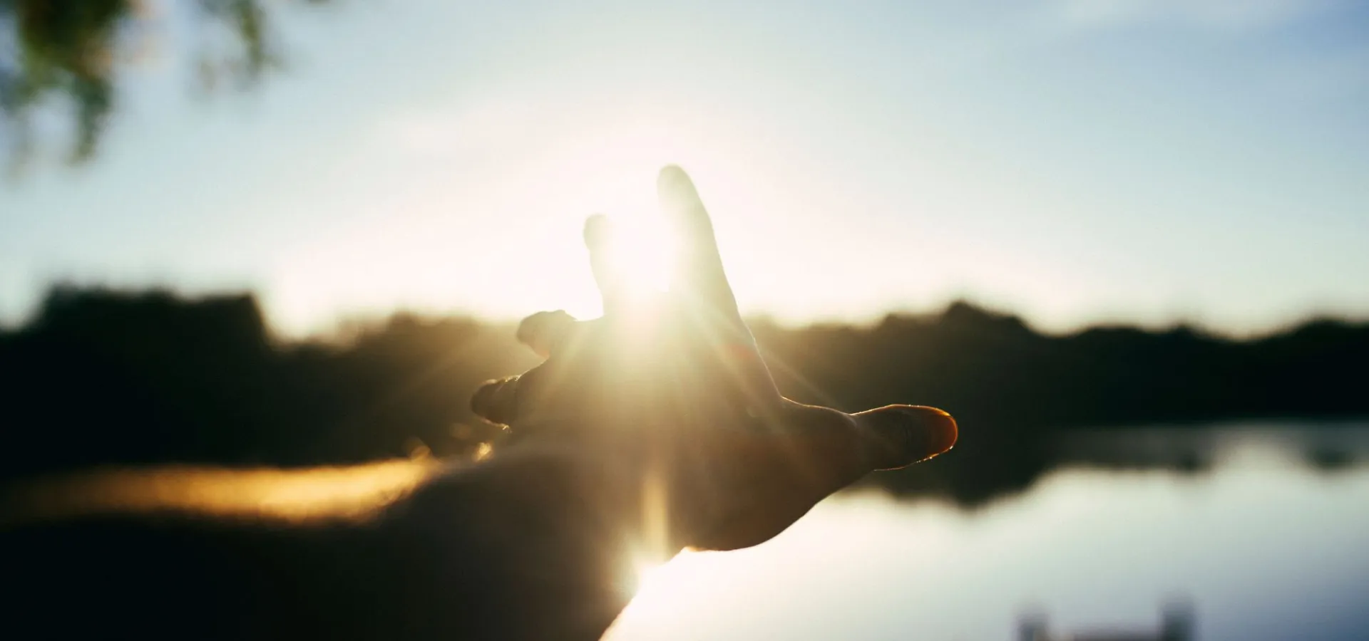 Spegelblankt vatten vid en Blekingebrygga som symboliserar detaljer och skärpa.