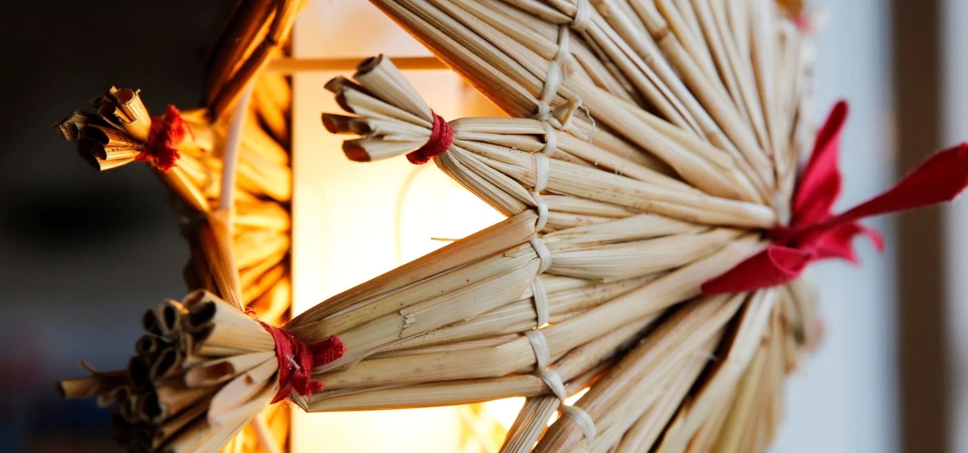 Julstjärna som lyser upp Slottslängorna i Sölvesborgs fönster