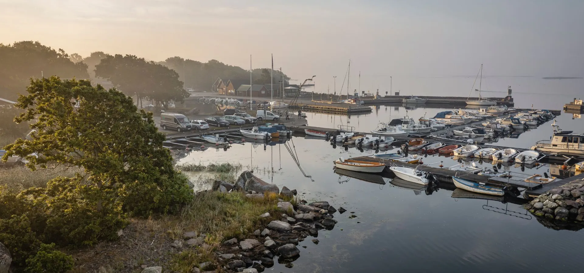 Blekinge hamnmiljö med båtar redo för avgång, som symboliserar resa, upplevelse och paketering.