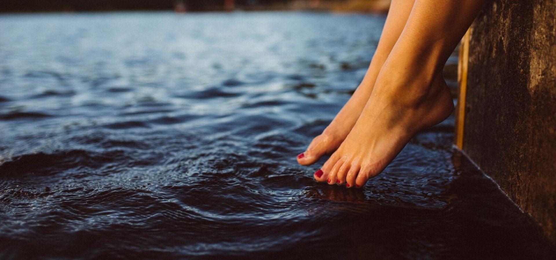 doppa fötterna i sjön