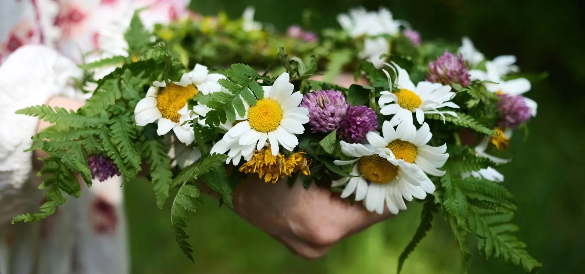 Fira midsommar i Blekinge - Midsommarkrans i en hand