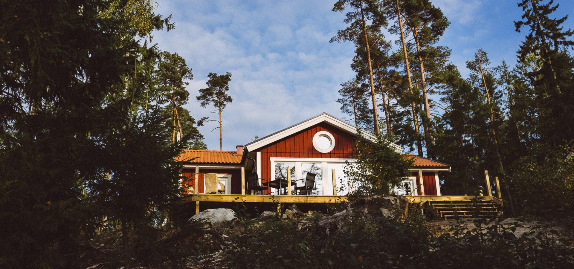 Bo i stuga intill en egen sjö i Blekinge på Brokamåla Gård