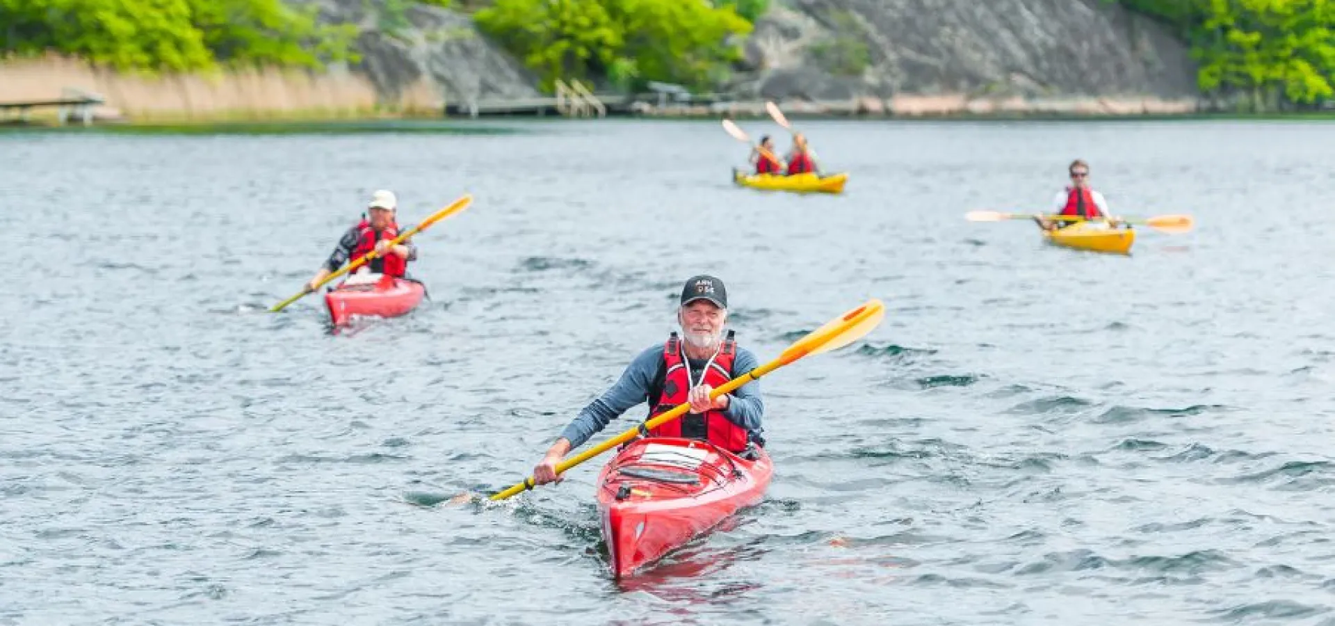 En grupp kajakpaddlare i Ronneby skärgård, Blekinge