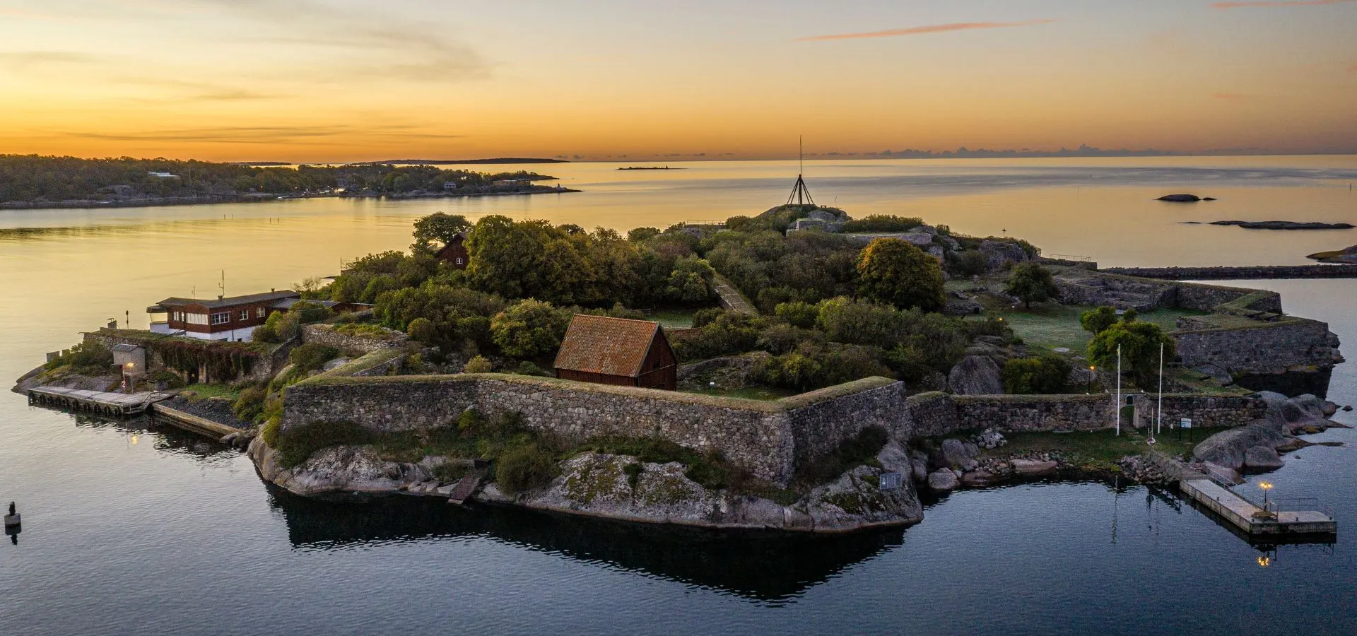 Kastellet i Karlshamn fotograferat från sidan med klar överblick som symboliserar struktur och vägledning.