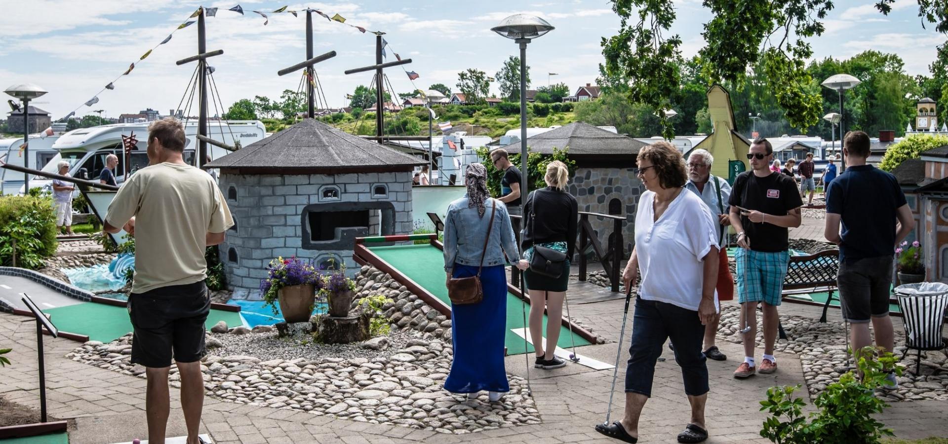 Minigolfbanan med golfhål som kopia av världsarvsstaden Karlskronas byggnader på Dragsö camping i Karlskrona, Blekinge.