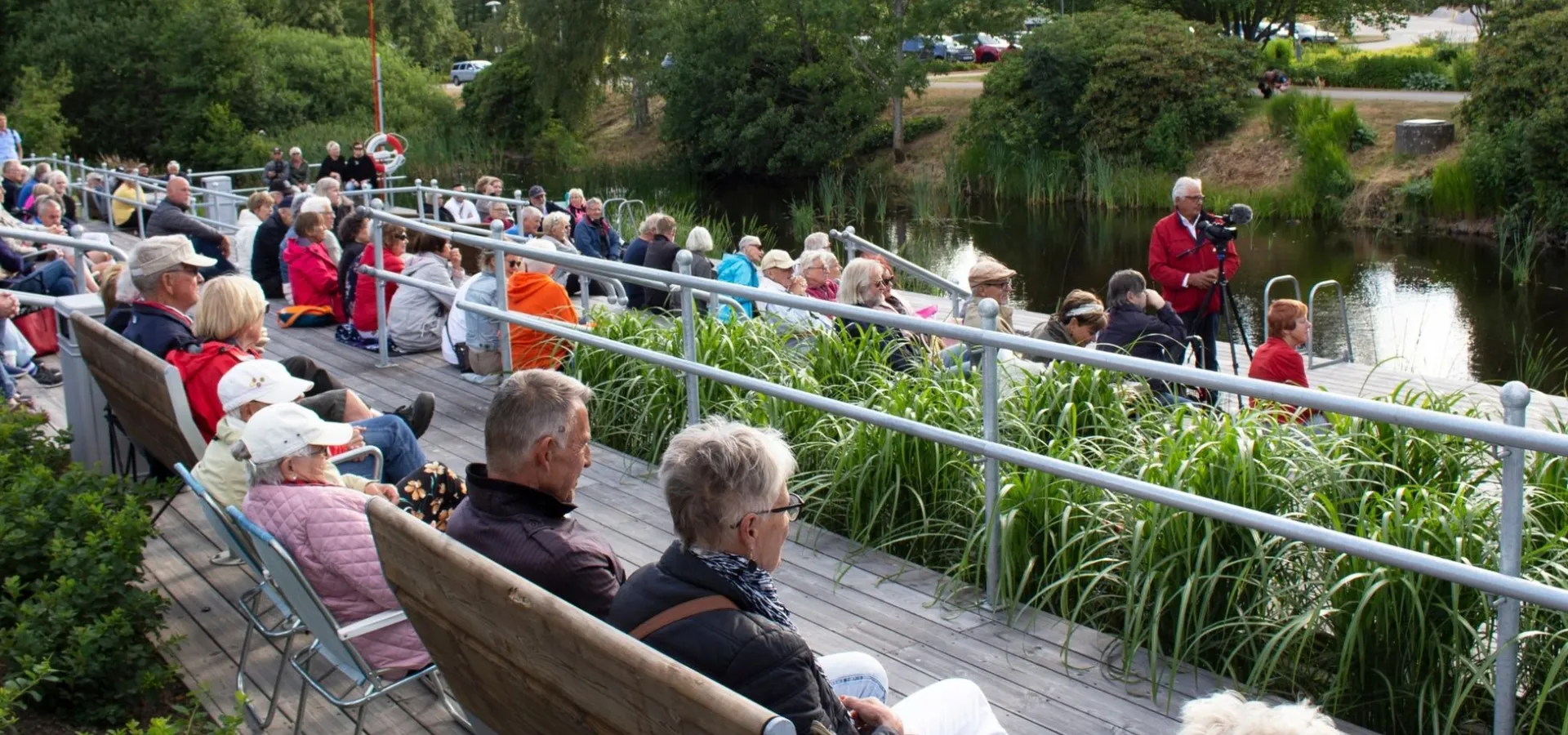 Sommarkväll i Olofström – bryggorna fylls av människor som njuter av musik, natur och gemenskap vid vattnet.