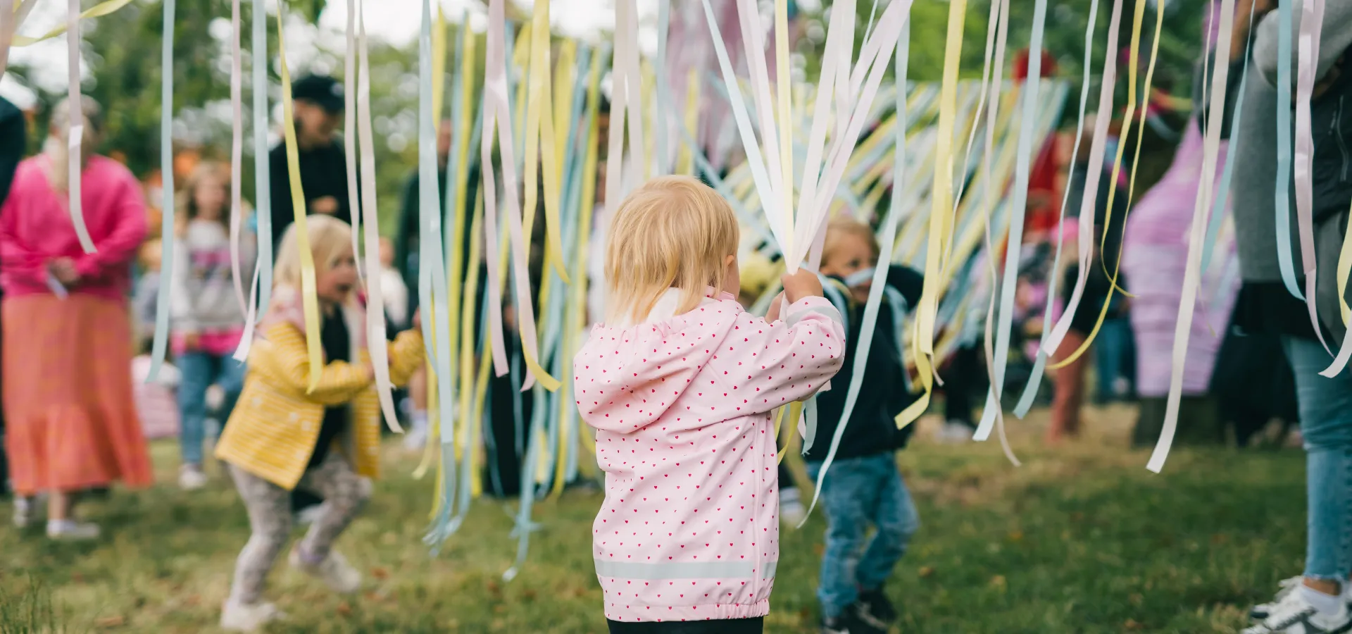 Barn i park under Killebom
