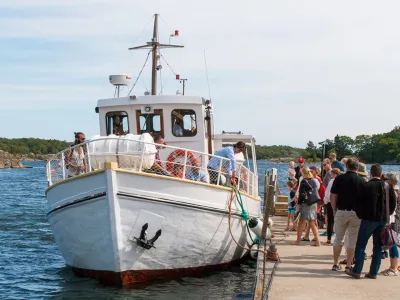 Båt i skärgården som symboliserar internationell räckvidd.