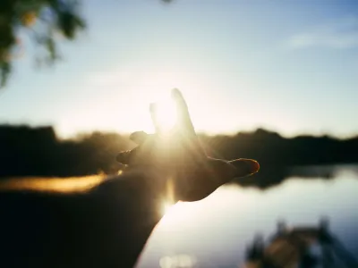 Spegelblankt vatten vid en Blekingebrygga som symboliserar detaljer och skärpa.