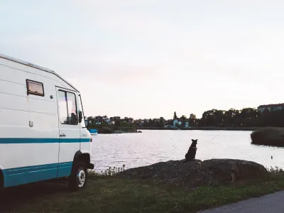 Husbild med paus vid kusten, tillsammans med hunden