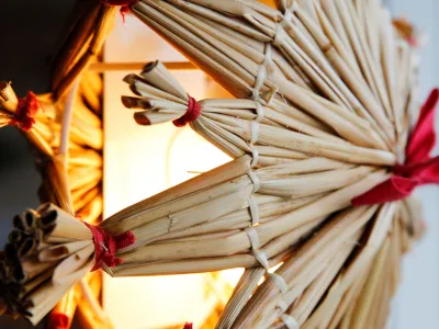 Julstjärna som lyser upp Slottslängorna i Sölvesborgs fönster