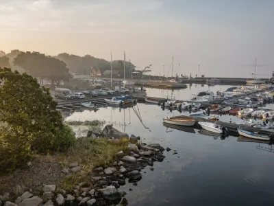 Blekinge hamnmiljö med båtar redo för avgång, som symboliserar resa, upplevelse och paketering.
