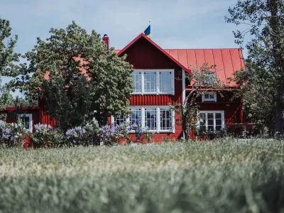 Idyllisk orörd natur utanför boendet på Ytterön i Blekinge