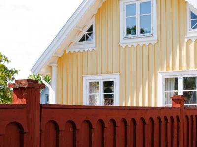 Små färgstarka hus i Kristianopel