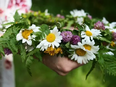 Fira midsommar i Blekinge - Midsommarkrans i en hand