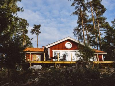 Bo i stuga intill en egen sjö i Blekinge på Brokamåla Gård