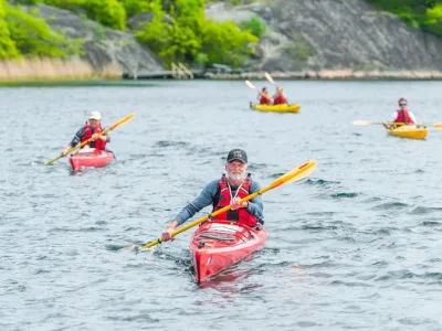 En grupp kajakpaddlare i Ronneby skärgård, Blekinge