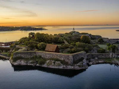 Kastellet i Karlshamn fotograferat från sidan med klar överblick som symboliserar struktur och vägledning.