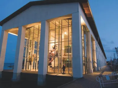 Marinmuseum i Karlksrona med en upplyst Glajonshall.